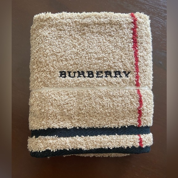 Burberry London set of 2 novacheck hand face towels NWOT - Picture 2 of 13